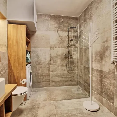 Nr 5 , Tuż Przy Gondoli